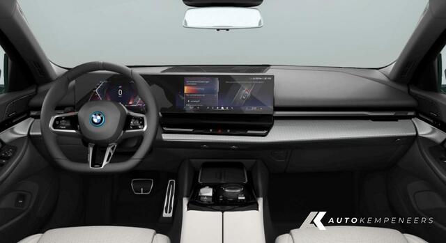 BMW 5-SERIE 530e xDrive M Sport Pro | Shadow | Harman/Kardon | Iconic Glow | Trekhaak | 20 Inch | Driving Ass. Prof. |