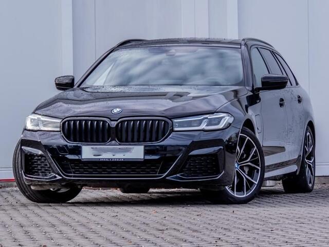 BMW 5-SERIE Touring 530e xDrive M-SPORT ** LASER, LEDER, PANORAMA, TREKH, HuD, HiFi, 19-inch LMV ** ¤ 39.750,= onder NP - Ex-BMW AG ** ** INFORMEER OOK NAAR ONZE AANTREKKELIJKE FINANCIAL-LEASE TARIEVEN **