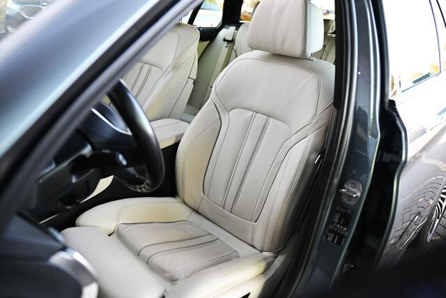 BMW 5-SERIE Touring 520i High Executive M Sport Automaat / Panoramadak / Trekhaak / Achteruitrijcamera / Adaptieve LED / M Sportonderstel / Parking Assistant