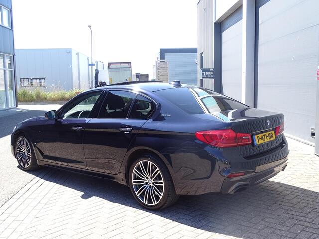 BMW 5-SERIE 530e iPerformance High Executive M-PAKKET | DODEHOEK DETECTIE | NAVIAGTIE | RIJSTROOK HERKENING | ACHTERUIT RIJ CAMREA | PARKEER SENSOREN | KEYLESS GO/ENTRY | APPLE CARPLAY / ANDROID | CRUISE CONTROL | AIRCO\ECC | LED|