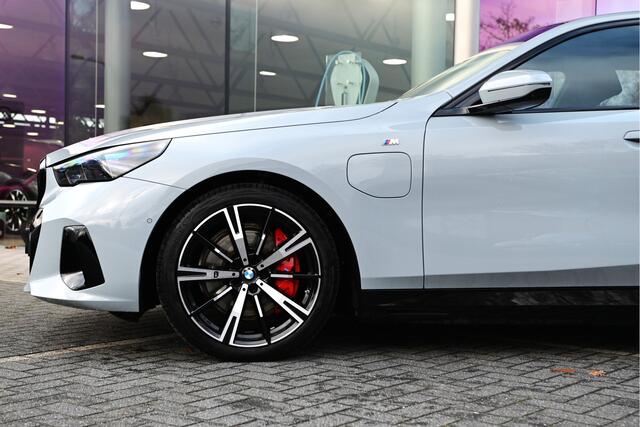 BMW 5-SERIE 550e xDrive High Executive M Sport Automaat / Panoramadak / Adaptief onderstel professional / Adaptieve LED / Parking Assistant Plus / Harman-Kardon / Stoelverwarming