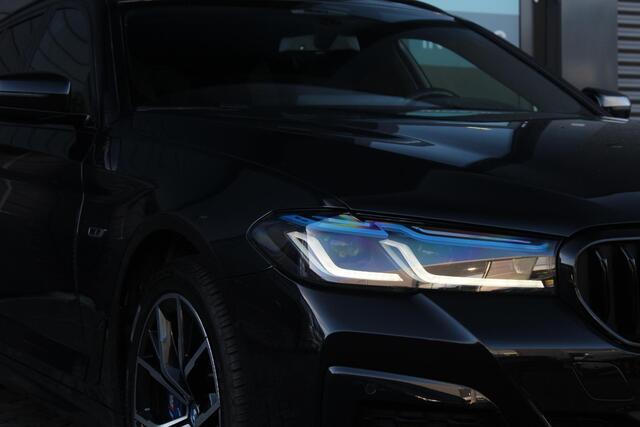 BMW 5-SERIE Touring 530e xDrive M-Sport | Panorama-dak | Comfort Stoelen | Harman & Kardon | Cruise Control Adaptief | Sfeerverlichting | Electrische Achterklep