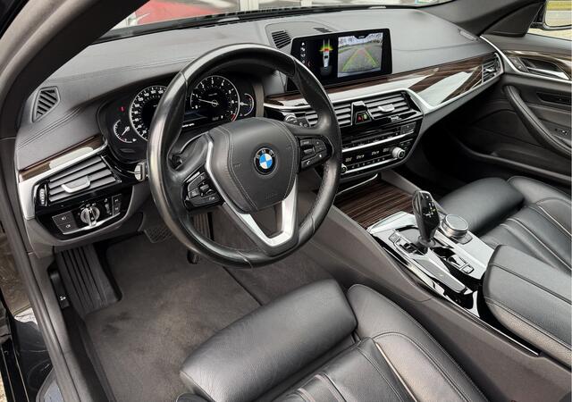 BMW 5-SERIE Touring 520i High Executive Luxury Automaat / Pano dak / 18"LM / Leder / Camera