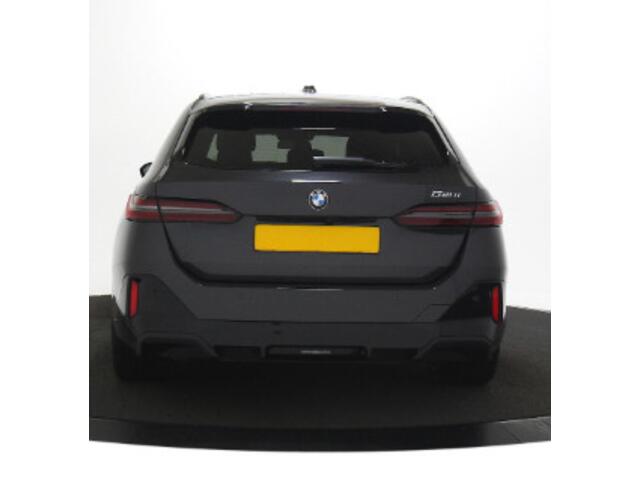 BMW 5-SERIE Touring 520i | M Sportpakket Pro | Voorstoelen verwarmd | Panoramadak | Harman/Kardon | Achteruitrijcamera | Iconic Glow |