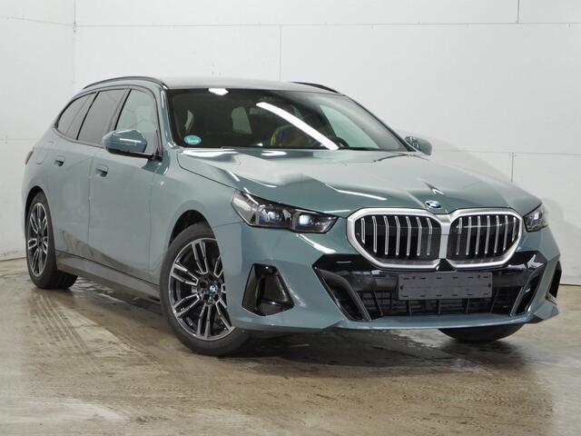 BMW 5-SERIE Touring 520i M-Sport | 19" | Panorama | Driving Assistant Plus | Harman Kardon | Trekhaak