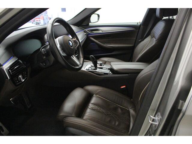 BMW 5-SERIE 540i M-Sport | Individual Donington Gray | M550i LM velgen | Trekhaak | Lederen dash | Harman Kardon | Trekhaak