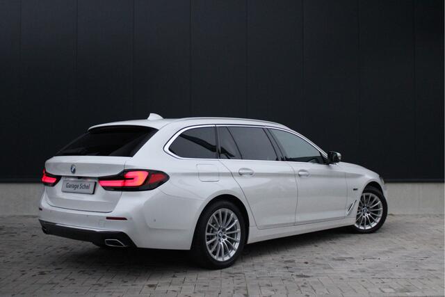 BMW 5-SERIE Touring 520e High Executive - Laser - Memory - HUD - Achteras besturing - Stoel/Stuur verwarming - ACC - Keyless - Rijklaar