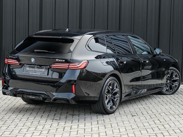 BMW 5-SERIE Touring 530e xDrive · M-Sport · Shadow Line · Bowers&Wilkins · 360 Camera · Comfort Access · Stoel- en Stuurverwarming · Active Cruise · Ambiance · El. trekhaak ·