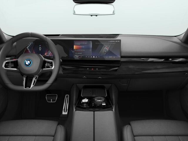 BMW 5-SERIE 550e xDrive Touring | M Sportpakket Pro | Innovation Package | Travel Pack | Comfort Pack