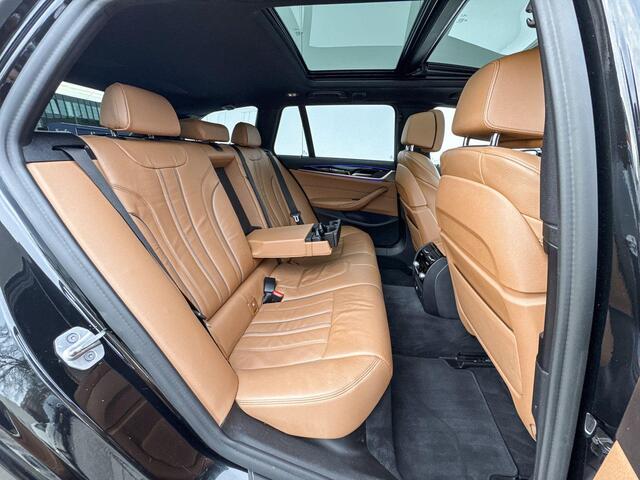 BMW 5-SERIE Touring 530i High Executive M-Sport 19 Inch / Comfort Acces / Soft Close / Electrische Zwenkhaak / Glazen Schuifdak / Getinte Ramen Achter / Driving Prof / Laser Light / Head Up Display / Hifi