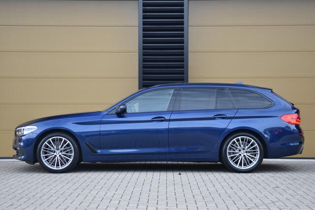 BMW 5-SERIE Touring 520i Corporate Lease High Executive * Panoramadak * Trekhaak * 19 Inch lm * Camera *
