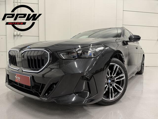 BMW 5-SERIE Touring 520i M-Sport ICONIC GRILLE PANO/TREKHAAK/H&K/HEAD-UP/360CAMERA/VENTILATIE/DRIVING ASS. PRO/ADAPTIVE-LED/STANDKACHEL/NIEUWPRIJS ¤ 94.454,-/FABRIEKS-GARANTIE