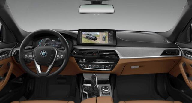 BMW 5-SERIE Touring 530e xDrive Trekhaak - Panoramadak - Head up - Massage stoelen - zonneschermen achterportierramen - Comfort Access - Parking Assistant Plus - Hifi - Comfortstoelen - Elektrisch verwarmde voorstoelen -