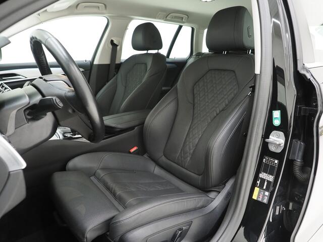 BMW 5-SERIE Touring 530e High Executive | Camera | Trekhaak | Sfeerverlichting | Keyless | Leder | Virtual | Carplay