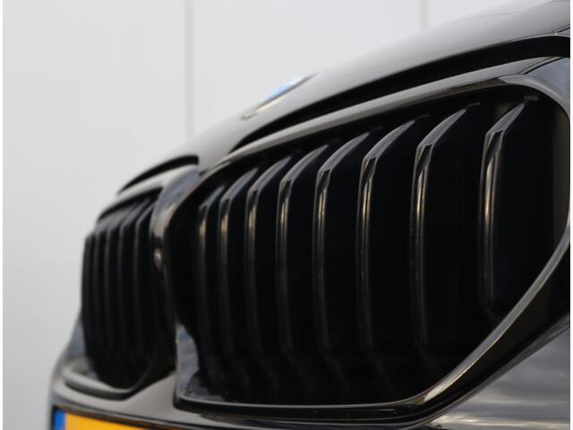 BMW 5-SERIE Touring 530e M-sport | Trekhaak | Pano | H&K | Head-up | Org. NL