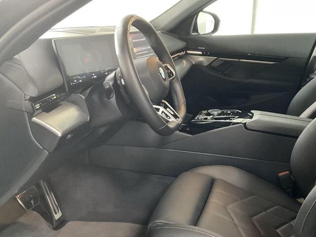 BMW 5-SERIE Touring 540d xDrive M-SPORT Pro ** LED, PANORAMA, LEDER, 20-inch LMV, ICONIC GLOW, TREKH ** Ex BMW - ¤ 26.800 onder NP ** ** INFORMEER OOK NAAR ONZE AANTREKKELIJKE FINANCIAL-LEASE TARIEVEN **