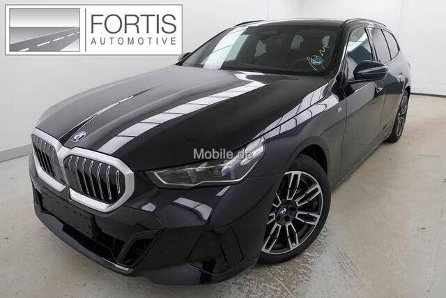 BMW 5-SERIE Touring 520iA M-SPORT ** ADAPT. LED, LEDER, PANORAMA, TREKH, H&K SOUND, DR. ASS+ ** 1e EIG - UNFALLFREI ** ** INFORMEER OOK NAAR ONZE AANTREKKELIJKE FINANCIAL-LEASE TARIEVEN **