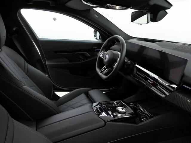 BMW 5-SERIE Touring 520iA M-SPORT ** ADAPT. LED, LEDER, PANORAMA, TREKH, H&K SOUND, DR. ASS+ ** 1e EIG - UNFALLFREI ** ** INFORMEER OOK NAAR ONZE AANTREKKELIJKE FINANCIAL-LEASE TARIEVEN **