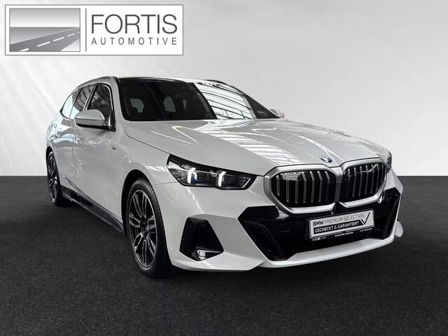 BMW 5-SERIE Touring 520iA M-SPORT ** ADAPT. LED, LEDER, PANORAMA, TREKH, H&K SOUND, DR. ASS+ ** 1e EIG - UNFALLFREI ** ** INFORMEER OOK NAAR ONZE AANTREKKELIJKE FINANCIAL-LEASE TARIEVEN **