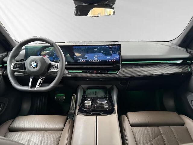 BMW 5-SERIE Touring 520iA M-SPORT ** ADAPT. LED, LEDER, PANORAMA, TREKH, H&K SOUND, DR. ASS+ ** 1e EIG - UNFALLFREI ** ** INFORMEER OOK NAAR ONZE AANTREKKELIJKE FINANCIAL-LEASE TARIEVEN **