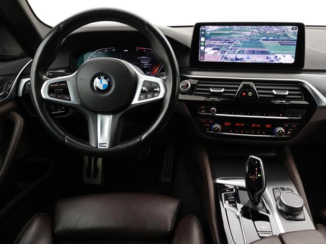 BMW 5-SERIE 518D M-SPORT SEDAN + NAPPA LEDEREN COMFORTZETELS | TREKHAAK | H/K | HEAD-UP | SFEERVERLICHTING