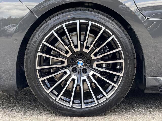 BMW 7-SERIE M760e xDrive | Two-Tone exterieurlak | Individual leder | M-Pro | Trekhaak | B&W | Theatre screen | 21"