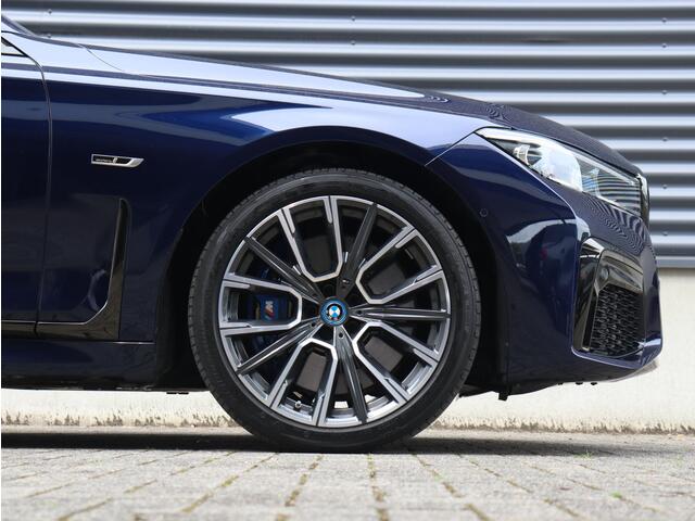 BMW 7-SERIE 745e | High Executive | M Sportpakket incl. Design Pure Excellence | Panodak | Head-Up | Comfortstoelen Achter | Harman Kardon | Soft Close | 20'' LMV