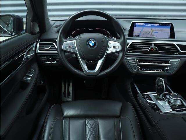 BMW 7-SERIE 745e | High Executive | M Sportpakket incl. Design Pure Excellence | Panodak | Head-Up | Comfortstoelen Achter | Harman Kardon | Soft Close | 20'' LMV