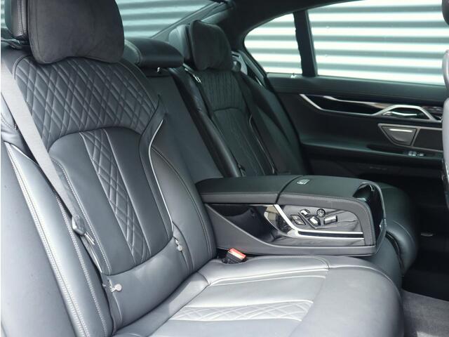 BMW 7-SERIE 745e | High Executive | M Sportpakket incl. Design Pure Excellence | Panodak | Head-Up | Comfortstoelen Achter | Harman Kardon | Soft Close | 20'' LMV