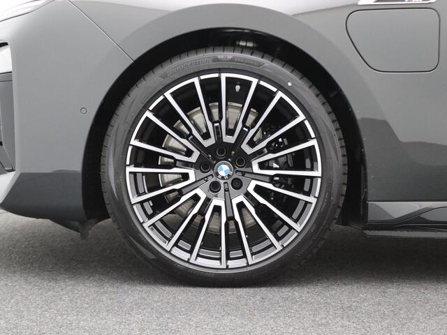 BMW 7-SERIE M760e xDrive M Performance Pack | Innovation Pack | Connoisseur Pack | Integral Active Steering | Executive Drive Pro | Trekhaak | Executive Lounge Rear Console | Driving Assistant Professional | Bowers & Wilkins | 21''