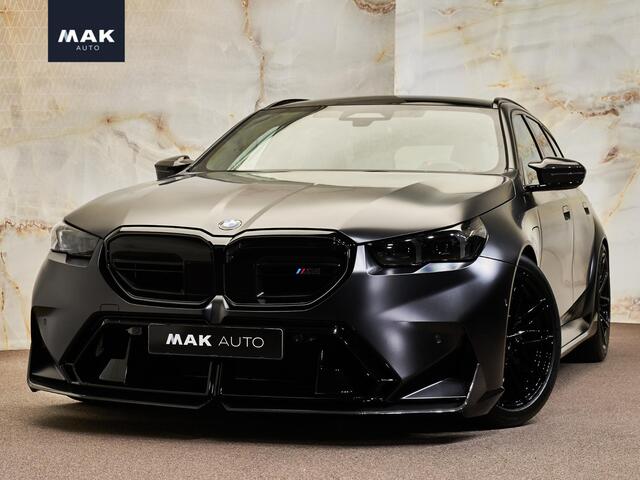 BMW M5 Touring V8 M Hybrid, Akrapovic, M Performance, M Drivers Package, Ultimate Package, ceramic, B&W, 21", pano, tr.haak, stl.ventilatie, memory, carbon