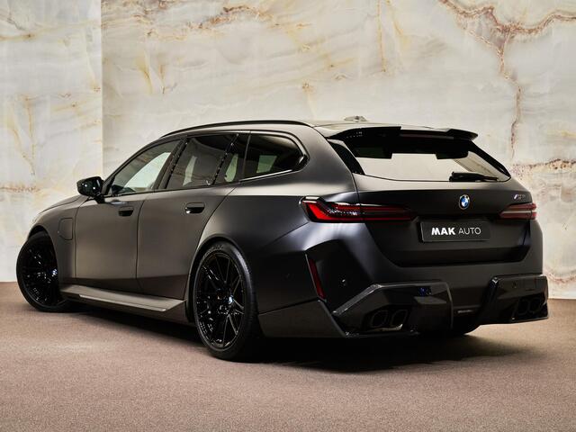 BMW M5 Touring V8 M Hybrid, Akrapovic, M Performance, M Drivers Package, Ultimate Package, ceramic, B&W, 21", pano, tr.haak, stl.ventilatie, memory, carbon
