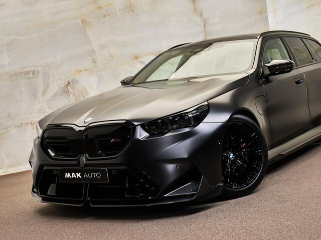 BMW M5 Touring V8 M Hybrid, Akrapovic, M Performance, M Drivers Package, Ultimate Package, ceramic, B&W, 21", pano, tr.haak, stl.ventilatie, memory, carbon