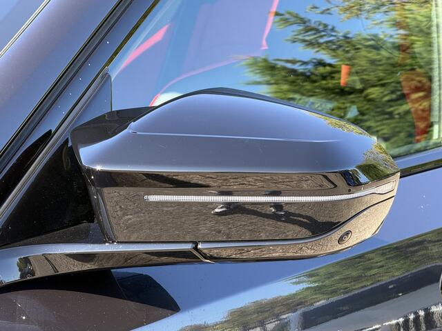 BMW M5 Touring | Panorama | Driving Ass. + | M Driver Pack | Trekhaak | Bowers & Wilkins | Iconic Glow | Carbon Interieurlijst