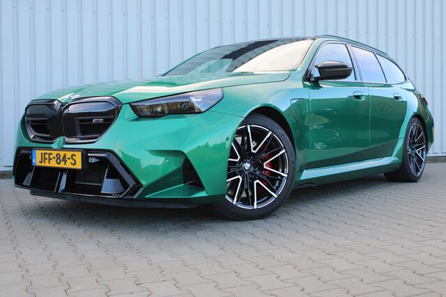 BMW M5 5-serie Touring | Direct leverbaar | Adaptieve cruise control | Uitklapbare trekhaak | 360° camera | Apple carplay/Android auto | 100% dealer onderhouden | Stoel verwarming + ventilatie |