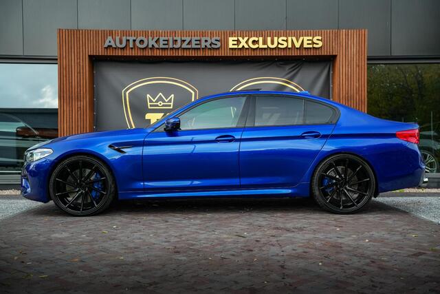 BMW M5 5-serie F90 Schuifdak Marina Blue 22'' Vossen Downpipe