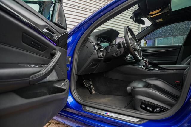 BMW M5 5-serie F90 Schuifdak Marina Blue 22'' Vossen Downpipe