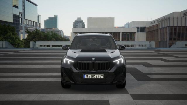 BMW X1 sDrive18i High Executive M Sport Automaat / Panoramadak / Trekhaak / Verwarmd stuurwiel / Sportstoelen / Stoelverwarming / Adaptieve LED / Harman Kardon / Head-Up