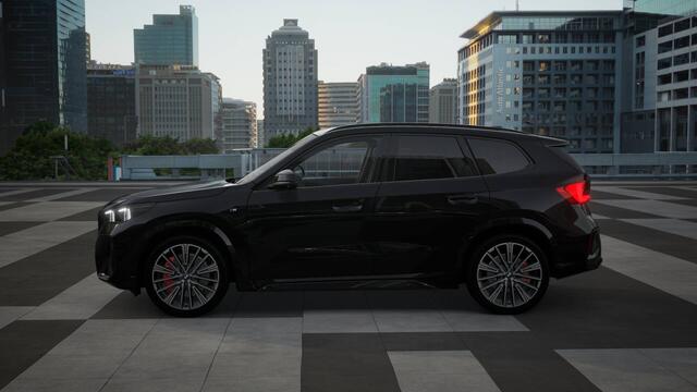 BMW X1 sDrive18i High Executive M Sport Automaat / Panoramadak / Trekhaak / Verwarmd stuurwiel / Sportstoelen / Stoelverwarming / Adaptieve LED / Harman Kardon / Head-Up