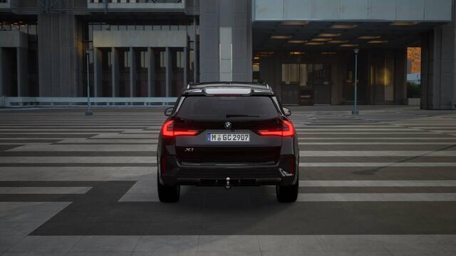 BMW X1 sDrive18i High Executive M Sport Automaat / Panoramadak / Trekhaak / Verwarmd stuurwiel / Sportstoelen / Stoelverwarming / Adaptieve LED / Harman Kardon / Head-Up