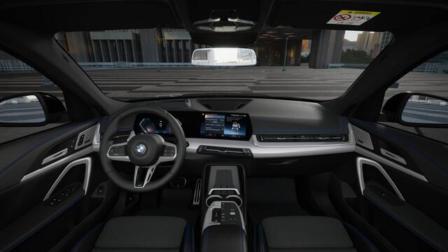 BMW X1 sDrive18i High Executive M Sport Automaat / Panoramadak / Trekhaak / Verwarmd stuurwiel / Sportstoelen / Stoelverwarming / Adaptieve LED / Harman Kardon / Head-Up