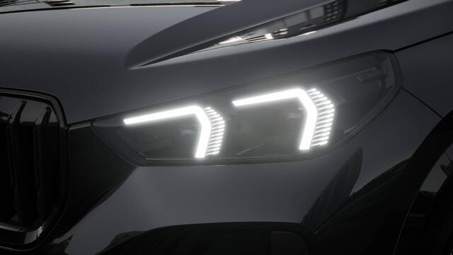 BMW X1 sDrive18i High Executive M Sport Automaat / Panoramadak / Trekhaak / Verwarmd stuurwiel / Sportstoelen / Stoelverwarming / Adaptieve LED / Harman Kardon / Head-Up