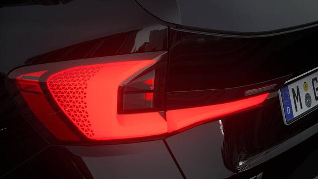 BMW X1 sDrive18i High Executive M Sport Automaat / Panoramadak / Trekhaak / Verwarmd stuurwiel / Sportstoelen / Stoelverwarming / Adaptieve LED / Harman Kardon / Head-Up