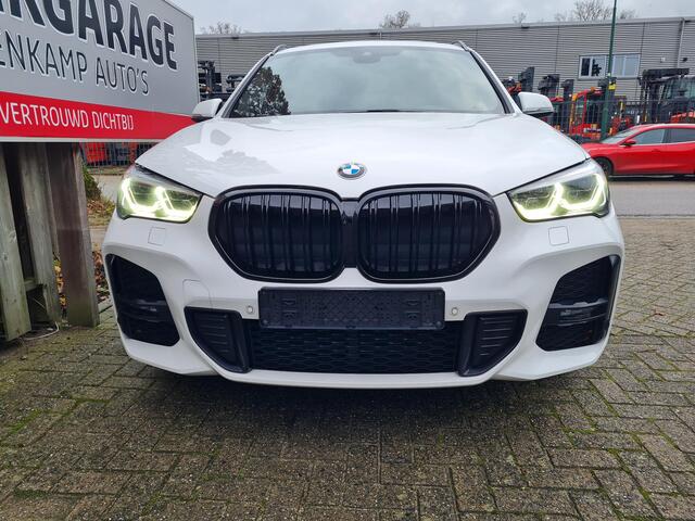 BMW X1 xDrive25e High Executive M Sport 18"/Panoramadak/Head-up/Adaptieve cruise/Sportstoelen/Stoelverwarming/Camera/LED/Keyless/PDC v+a