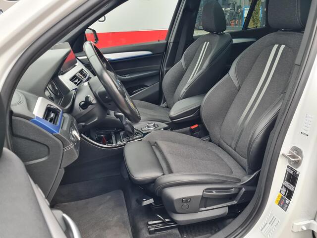 BMW X1 xDrive25e High Executive M Sport 18"/Panoramadak/Head-up/Adaptieve cruise/Sportstoelen/Stoelverwarming/Camera/LED/Keyless/PDC v+a