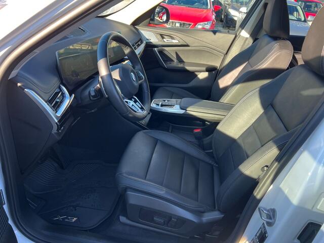 BMW X1 xDrive30e xLine ** LED, LEDER, HuD, HARMAN KORDON, TREKH, VERW. STUUR ** 1e EIG - 26.000km - UNFALLFREI ** ** INFORMEER OOK NAAR ONZE AANTREKKELIJKE FINANCIAL-LEASE TARIEVEN **