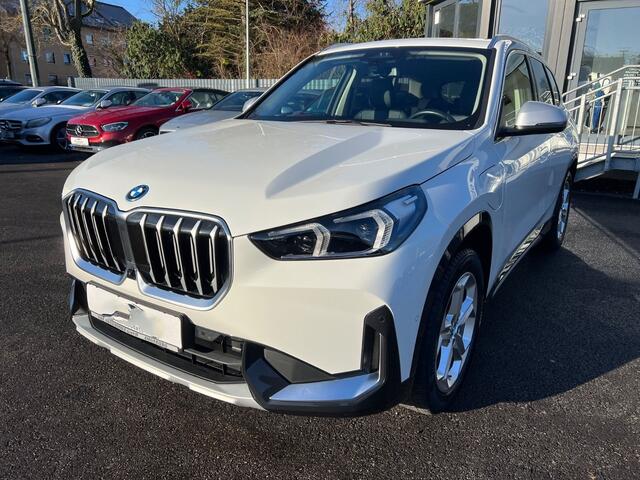 BMW X1 xDrive30e xLine ** LED, LEDER, HuD, HARMAN KORDON, TREKH, VERW. STUUR ** 1e EIG - 26.000km - UNFALLFREI ** ** INFORMEER OOK NAAR ONZE AANTREKKELIJKE FINANCIAL-LEASE TARIEVEN **