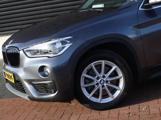 BMW X1 sDrive20i Centennial High Executive | Clima | Cruise | Navi | Leder | Stoelverwarming | Pano | Parkeer-assistent |