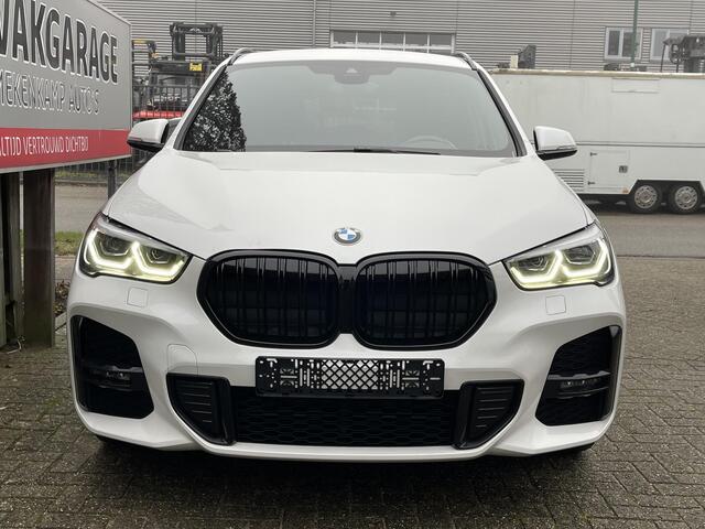 BMW X1 xDrive25e High Executive M Sport 18"/Stoelverwarming/Sportstoelen/Elektrische Klep/LED/DAB/Navigatie/PDC