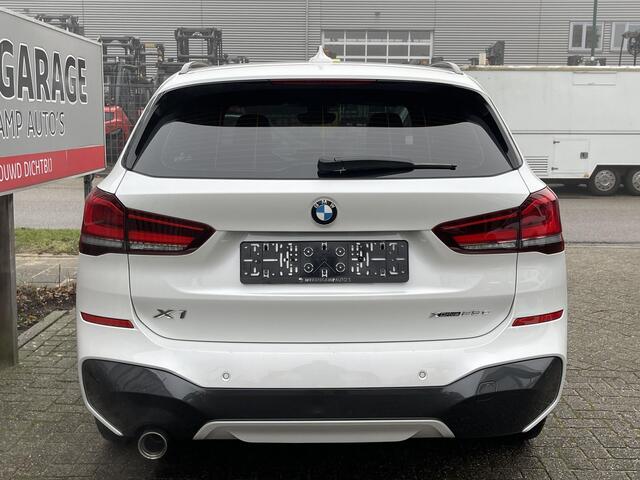 BMW X1 xDrive25e High Executive M Sport 18"/Stoelverwarming/Sportstoelen/Elektrische Klep/LED/DAB/Navigatie/PDC
